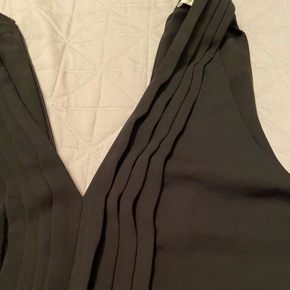 Banana Republic size 4 black pleated blouse - Picture 3 of 5